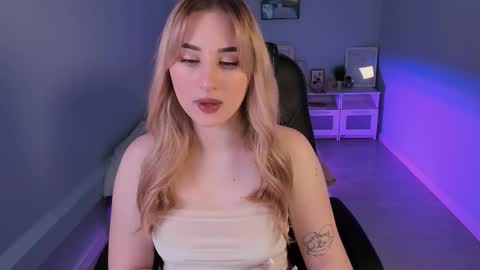 Snapshot of cutie_louise chatting on 12-03-24, 08:50 Your Louise follow me online show from 12-03-24, 08:50