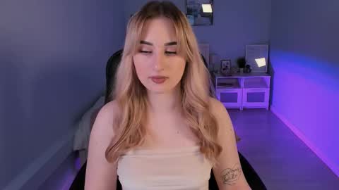 Snapshot of cutie_louise chatting on 12-04-24, 12:30 Your Louise follow me online show from 12-04-24, 12:30