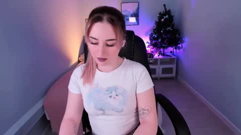 Snapshot of cutie_louise chatting on 12-17-24, 09:05 Your Louise follow me online show from 12-17-24, 09:05