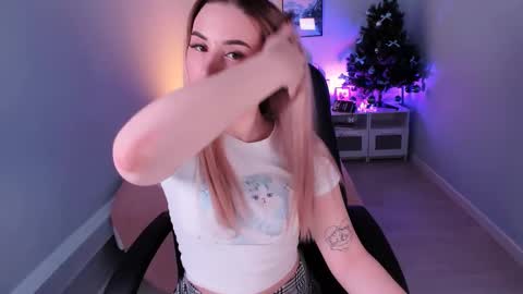 Snapshot of cutie_louise chatting on 12-18-24, 03:47 Your Louise follow me online show from 12-18-24, 03:47