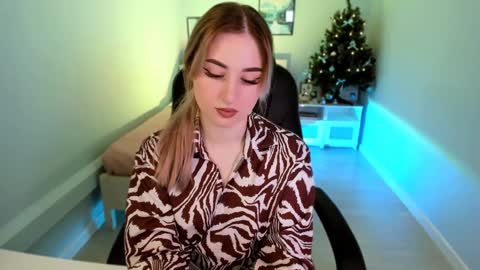 Snapshot of cutie_louise chatting on 01-09-25, 09:05 Your Louise follow me online show from 01-09-25, 09:05