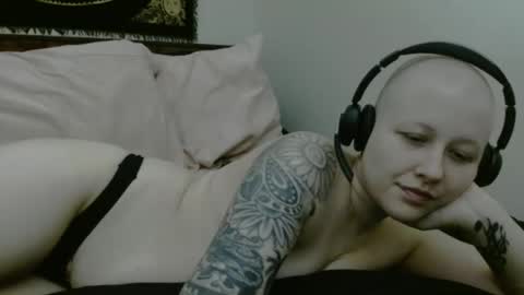 Snapshot of d_a_i_s_y chatting on 09-23-25, 02:47 Daisy online show from 09-23-25, 02:47