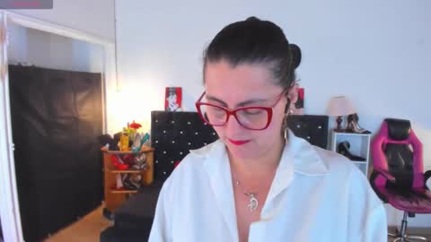 Mia  online show from 11-21-25, 12:59