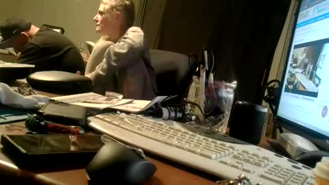 Snapshot of da_c_e_a_c_k_s chatting on 11-28-25, 08:28 Da C E A C K S online show from 11-28-25, 08:28