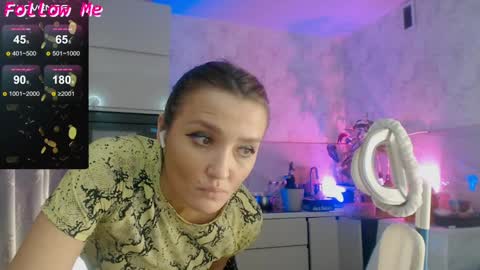 Snapshot of daddymoongirl chatting on 12-21-24, 05:03 Tracey and Eve purple online show from 12-21-24, 05:03