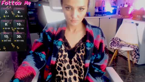 Snapshot of daddymoongirl chatting on 12-21-24, 08:07 Tracey and Eve purple online show from 12-21-24, 08:07