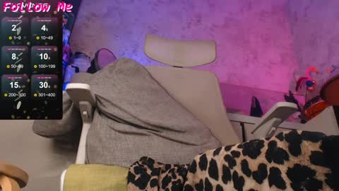 Snapshot of daddymoongirl chatting on 12-31-24, 09:31 Tracey and Eve purple online show from 12-31-24, 09:31