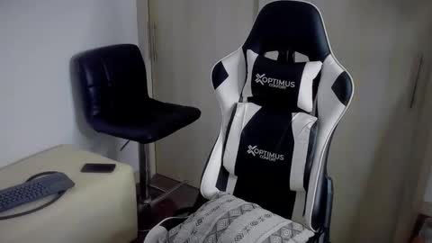 Snapshot of dafboy_ chatting on 10-28-25, 04:05 Allan Daf online show from 10-28-25, 04:05