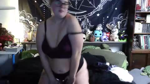 Snapshot of dahliaspleasure chatting on 10-22-25, 01:50 Dahlia online show from 10-22-25, 01:50