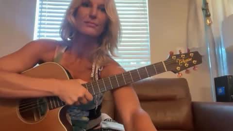 Snapshot of daisy9kat chatting on 10-22-25, 03:01 Daisy137 online show from 10-22-25, 03:01