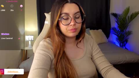 Snapshot of dakottaa__ chatting on 10-21-25, 11:38 dakottaa__ online show from 10-21-25, 11:38