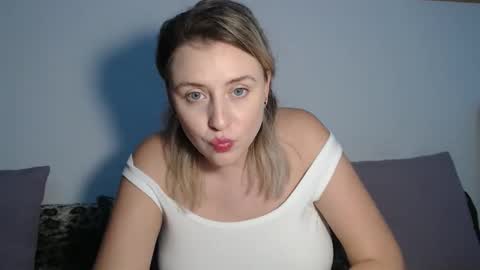 Snapshot of dalyana22 chatting on 11-21-25, 10:19 Maria online show from 11-21-25, 10:19