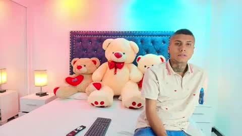 Snapshot of damian_and_roxanne chatting on 10-08-25, 12:36 DAMIAN AND ROXANNE. online show from 10-08-25, 12:36