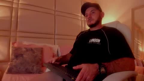 Snapshot of damonsantos chatting on 11-02-25, 03:31 D A M O N online show from 11-02-25, 03:31