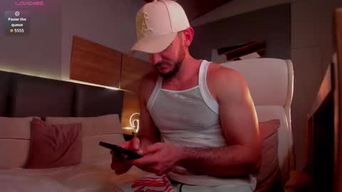 Snapshot of damonsantos chatting on 11-11-25, 05:13 D A M O N online show from 11-11-25, 05:13