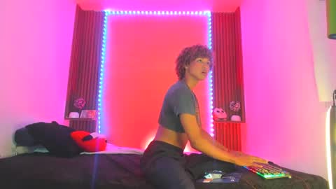 Snapshot of dandywolf_ chatting on 02-25-25, 01:41 Dandy wolf online show from 02-25-25, 01:41