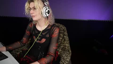 Snapshot of danger_bones chatting on 09-21-25, 02:13 Danger Bones online show from 09-21-25, 02:13