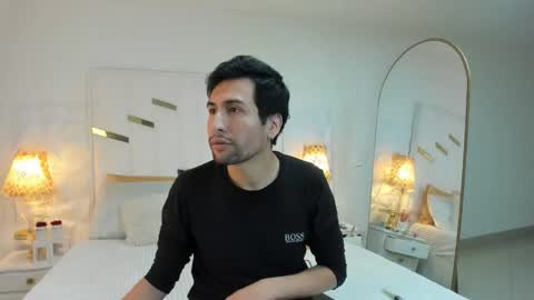Snapshot of danloz chatting on 10-01-25, 06:03 Vanilla Red online show from 10-01-25, 06:03