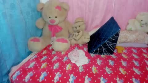 Danna Sofia jeins online show from 12-14-25, 01:27