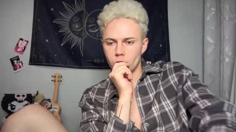 Snapshot of danny_love01 chatting on 10-19-25, 09:59 danny online show from 10-19-25, 09:59