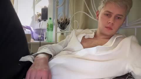 Snapshot of danny_love01 chatting on 10-29-25, 01:02 danny online show from 10-29-25, 01:02