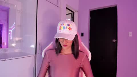 Snapshot of daphne_courtis chatting on 11-10-25, 03:05 Daphne online show from 11-10-25, 03:05