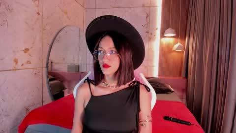 Snapshot of daphne_courtis chatting on 11-19-25, 03:06 Daphne online show from 11-19-25, 03:06