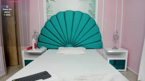 Snapshot of daphne_fox_ chatting on 01-04-25, 02:35 Daphne  online show from 01-04-25, 02:35