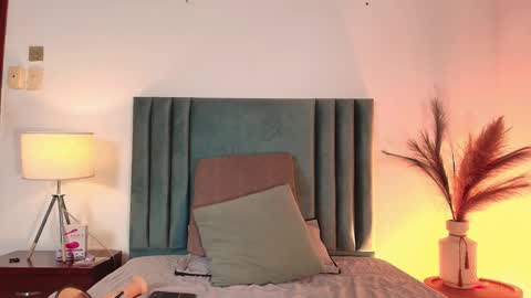 Snapshot of daphnebeaumont chatting on 09-27-25, 12:32 DAPHNE BEAUMONT online show from 09-27-25, 12:32