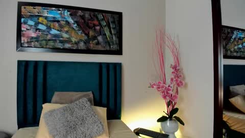 Snapshot of daphnebeaumont chatting on 10-26-25, 02:23 DAPHNE BEAUMONT online show from 10-26-25, 02:23