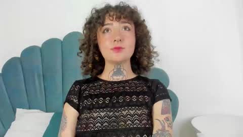 Snapshot of daphneblunt chatting on 10-23-25, 02:27 DaphneBlunt online show from 10-23-25, 02:27