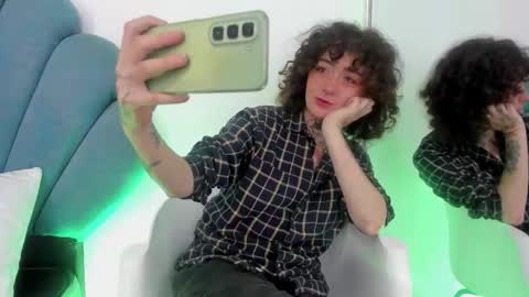 Snapshot of daphneblunt chatting on 10-28-25, 01:36 DaphneBlunt online show from 10-28-25, 01:36