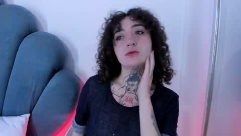 Snapshot of daphneblunt chatting on 11-12-25, 01:44 DaphneBlunt online show from 11-12-25, 01:44