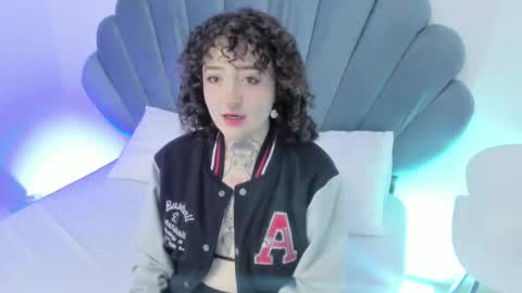 Snapshot of daphneblunt chatting on 12-01-25, 07:41 DaphneBlunt online show from 12-01-25, 07:41