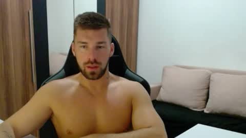 darius_94 online show from 11-19-25, 05:40