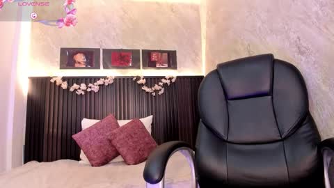 Dark online show from 10-13-25, 10:37