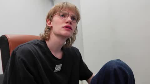 Snapshot of dave_redmond chatting on 04-16-26, 01:23 DAVE REDMOND online show from 04-16-26, 01:23