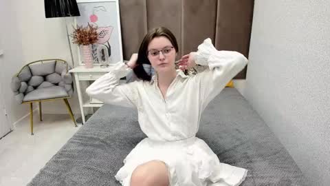 Snapshot of dear_jessica9 chatting on 10-31-25, 09:43 Jessica online show from 10-31-25, 09:43