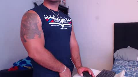 Snapshot of derek_group chatting on 10-17-25, 01:35 Derek online show from 10-17-25, 01:35