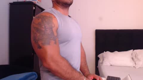 Snapshot of derek_group chatting on 11-05-25, 01:33 Derek online show from 11-05-25, 01:33