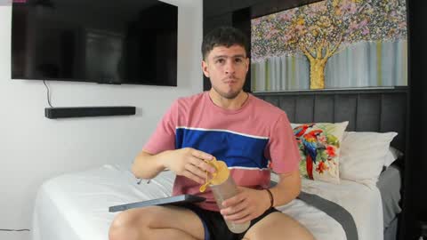 Snapshot of derek_hussain chatting on 01-29-25, 03:01 Derek Hussain online show from 01-29-25, 03:01