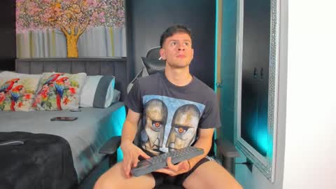 Snapshot of derek_hussain chatting on 10-29-25, 02:14 Derek Hussain online show from 10-29-25, 02:14