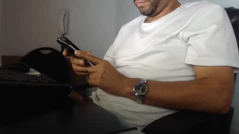 Snapshot of derrik_ chatting on 12-07-24, 12:02 online show from 12-07-24, 12:02