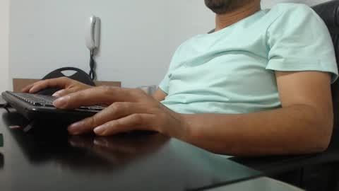 Snapshot of derrik_ chatting on 12-18-24, 11:45 online show from 12-18-24, 11:45