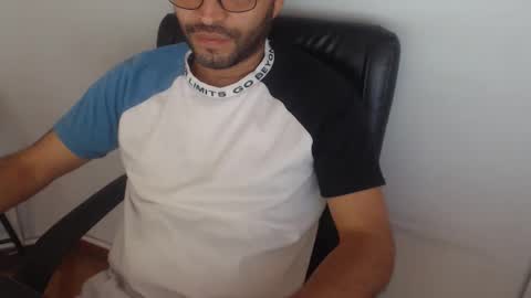 Snapshot of derrik_ chatting on 04-05-26, 02:03 online show from 04-05-26, 02:03