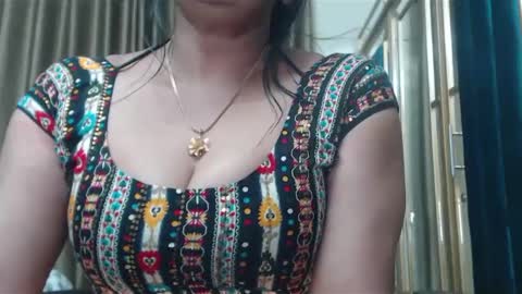 Snapshot of desimaisa130 chatting on 01-27-25, 05:48 Maisa online show from 01-27-25, 05:48
