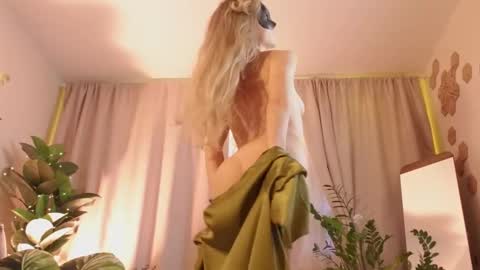 Snapshot of devil_lunna chatting on 02-15-25, 02:55 ...Ill be back ... online show from 02-15-25, 02:55