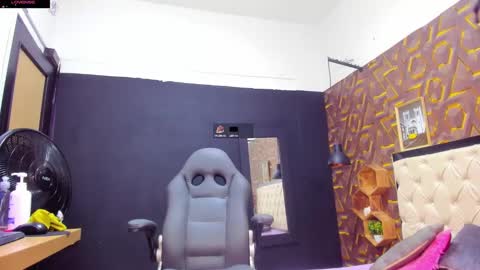 Snapshot of deyy_madisson chatting on 02-05-25, 08:04 Madisson online show from 02-05-25, 08:04