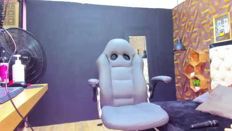 Snapshot of deyy_madisson chatting on 02-12-25, 07:02 Madisson online show from 02-12-25, 07:02