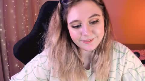 Snapshot of diana_floweri chatting on 02-18-25, 01:22 Diana online show from 02-18-25, 01:22